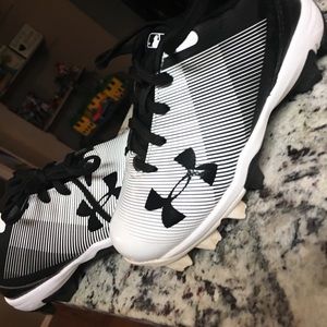 Under armor boys baseball cleets new
